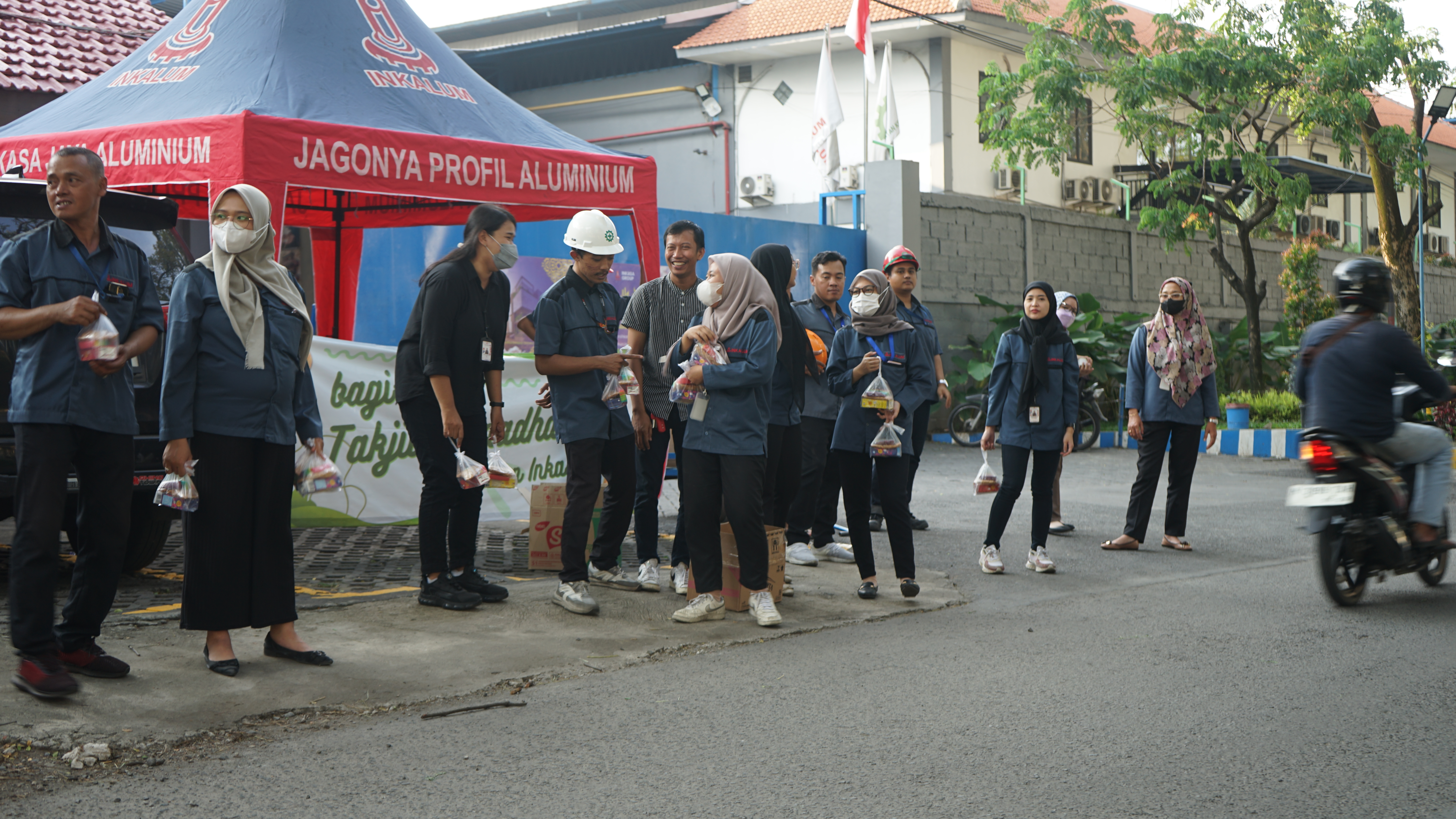 Berbagi Berkah! PT. Inkasa Jaya Aluminium Distribusikan 900 Takjil Gratis untuk Warga